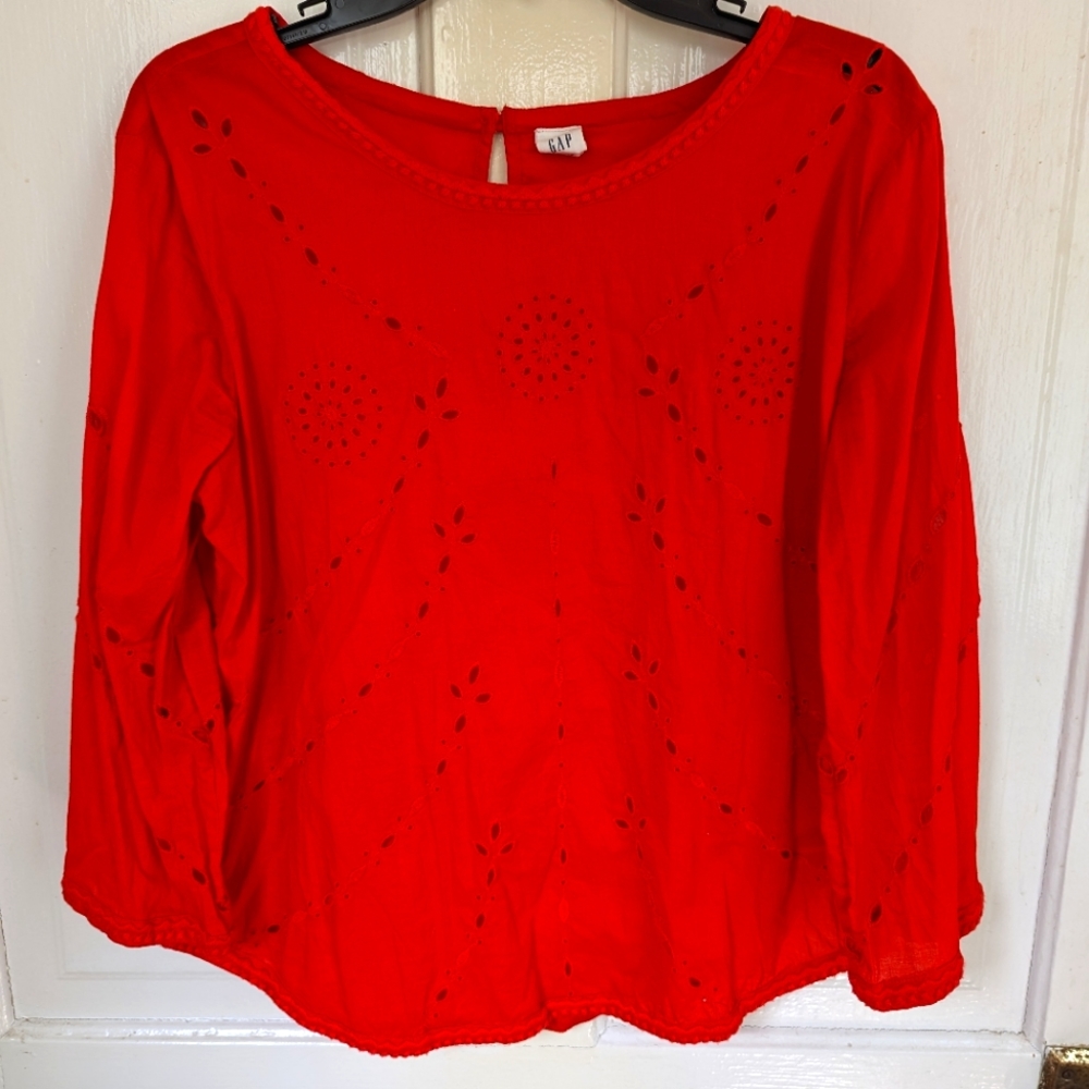 Three-quarter sleeve blouse with button clasp detail
